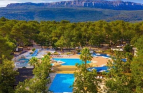 Bungalow confortable à Nans-les-Pins avec piscine partagée